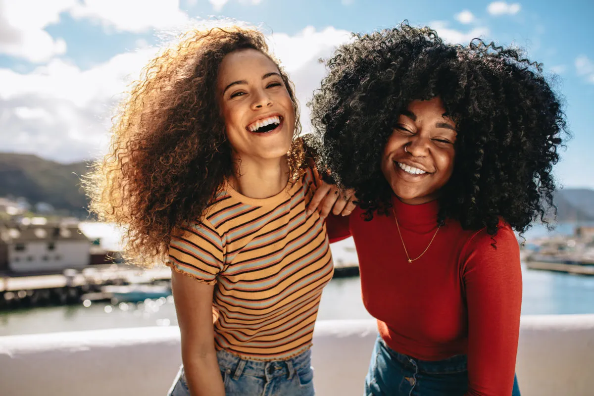 Les bienfaits protecteurs des cheveux bouclés s’étendent bien au-delà de leur simple apparence